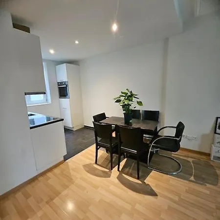 Cozy 2 Room- Center 아파트